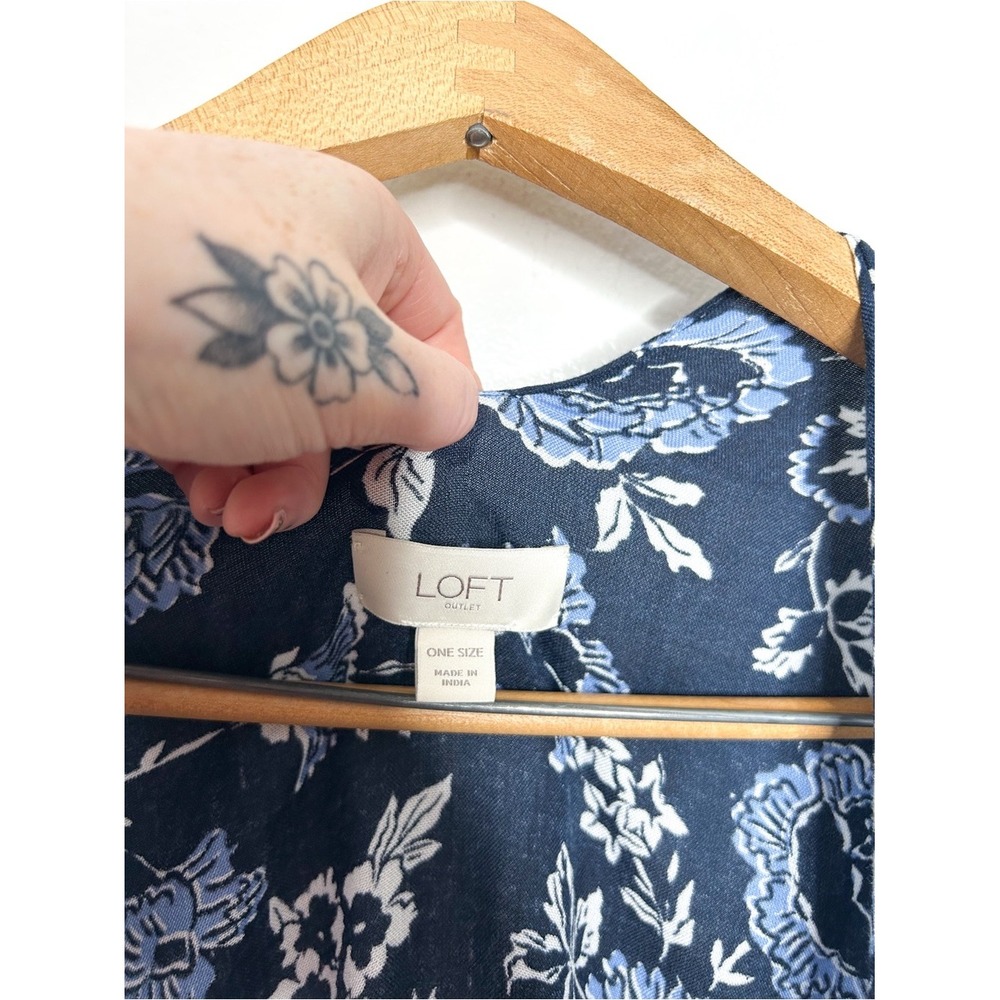Ann Taylor LOFT Blue Floral Print Lightweight Shawl One Size - Picture 2 of 6